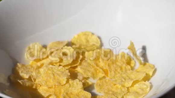 玉米片倒在盘子里视频的预览图