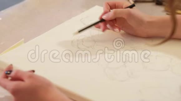 艺术治疗妇女创作抽象素描铅笔视频的预览图