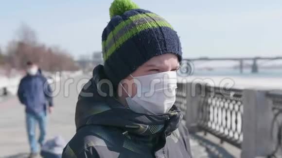 在街上戴着防护面具的人健康和生命安全的预防和保护冠状病毒N1H1covid19视频的预览图