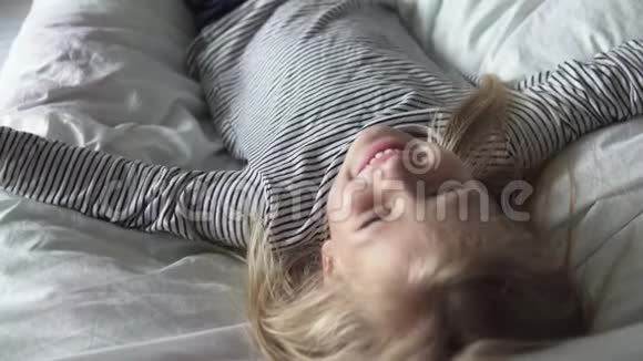 小女孩早上躺在床上大笑视频的预览图