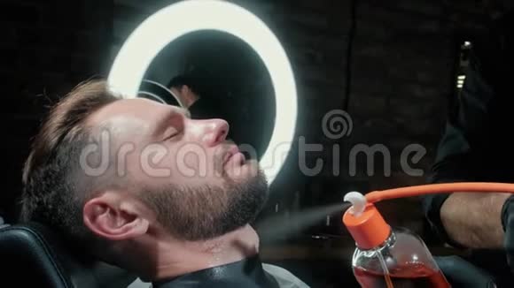 理发师给男人梳胡子胡子样式流程在理发店工作视频的预览图