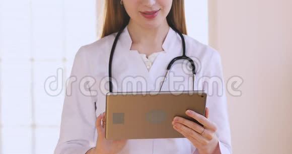 女性医生使用触摸屏数字平板电脑关闭视野视频的预览图