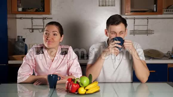 男人和女朋友聊天早上喝一杯咖啡视频的预览图