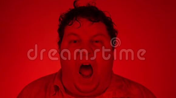 一个张开嘴尖叫的男人的肖像红色照明视频的预览图