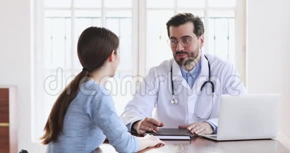 微笑男医生握手女病人表达信任观念视频的预览图
