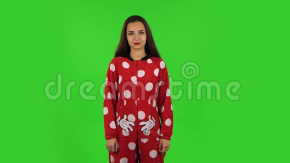 穿红色羊毛睡衣的漂亮女孩在笑绿色屏幕视频的预览图