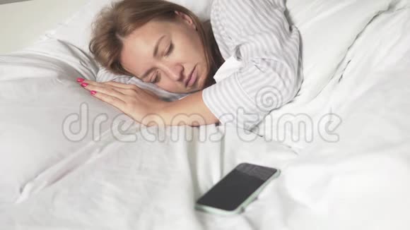 一个美丽的女人早上睡在床上视频的预览图