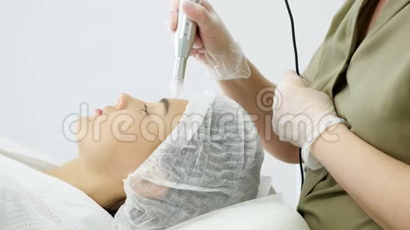 美容师用手在前额移动微磨擦装置视频的预览图