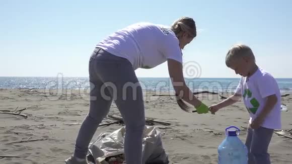家人用垃圾袋从海滩上捡垃圾视频的预览图