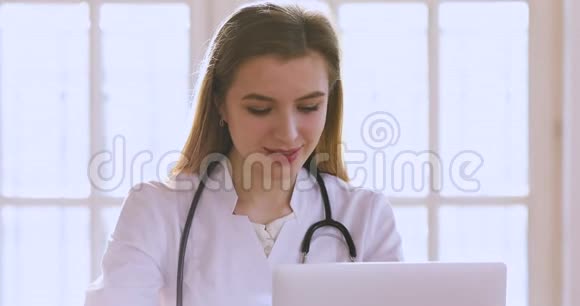 微笑女性职业医生使用电脑穿着医疗制服视频的预览图