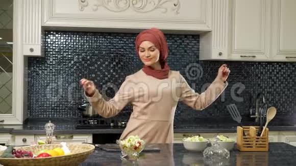 做菜的穆斯林妇女跳东方舞视频的预览图