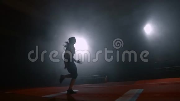 妇女田径跳远比赛视频的预览图