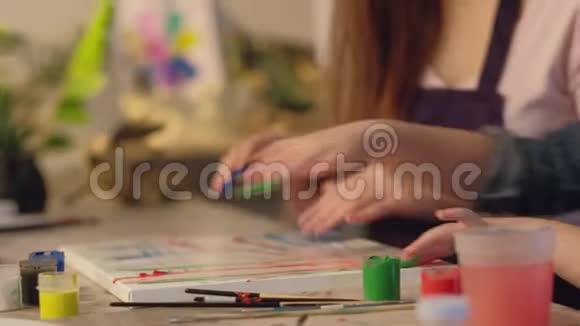 美术课女教师女孩绘画手指视频的预览图