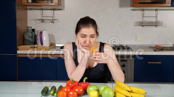 女博客吃莴苣和蔬菜坐在一起视频的预览图