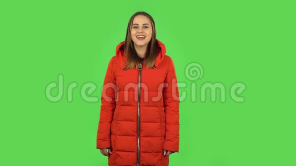 穿红色羽绒服的可爱女孩在笑绿色屏幕视频的预览图