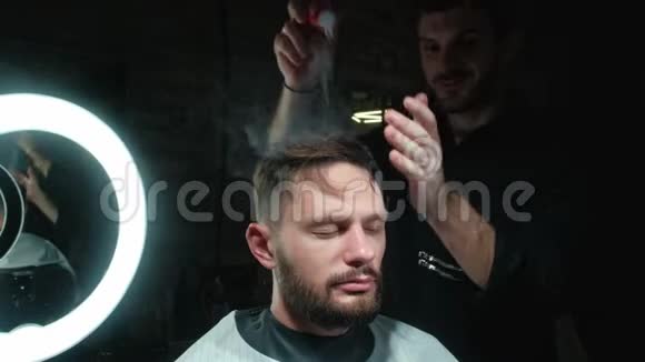 美发沙龙男近镜头男式发型师发型深色背景视频的预览图
