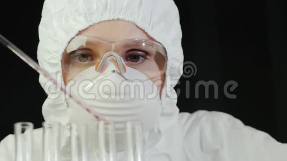 一个穿着生物保护服的人在实验室工作视频的预览图