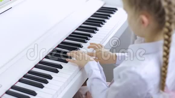 小女孩用钢琴演奏古典音乐视频的预览图