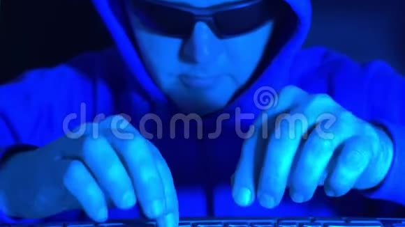 戴眼镜的人在电脑上工作男人的手和电脑键盘软焦视频的预览图