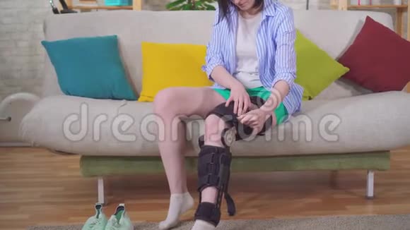 年轻女子使用矫形膝撑视频的预览图