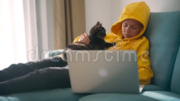 年轻女性自由职业者在家和猫一起工作然后睡着了视频的预览图