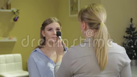 专业化妆师在客户脸上刷粉视频的预览图