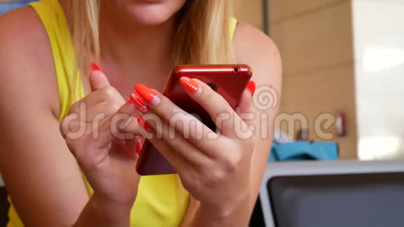 年轻女性乘客在机场使用红色智能手机视频的预览图