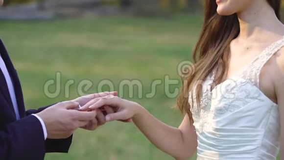 把漂亮的戒指戴在新娘的手指上的家伙严肃的关系关门视频的预览图