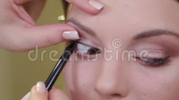 专业化妆师给客户画睫毛视频的预览图