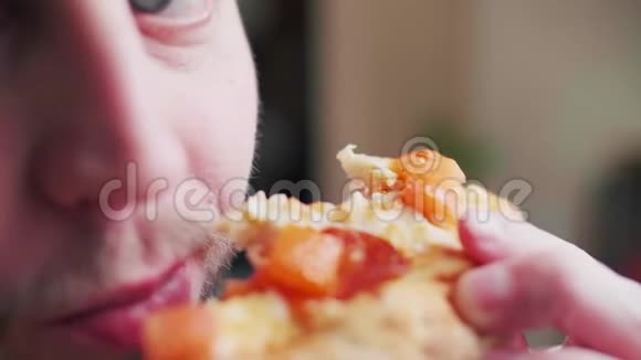 一个吃披萨的人视频的预览图