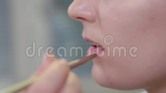 专业化妆师刷唇膏客户视频的预览图