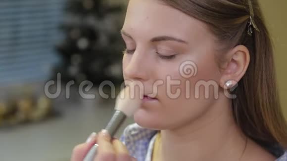 专业化妆师将化妆刷应用于客户视频的预览图
