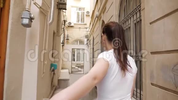 妇女沿着土耳其街观光景点散步视频的预览图