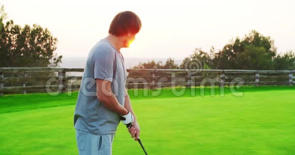 男子高尔夫球手在高尔夫球场上踢球视频的预览图