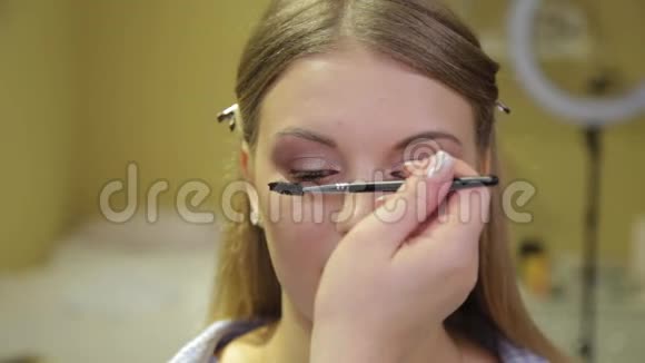 专业化妆师给客户画睫毛视频的预览图