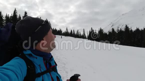 冬季山区的游客自己录制了一段视频视频的预览图