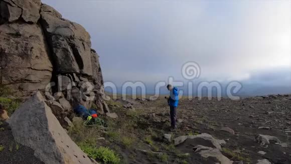 在冰岛Fimvorduhals徒步旅行路线上Hiker在火山景观上搭建了一个露营帐篷视频的预览图