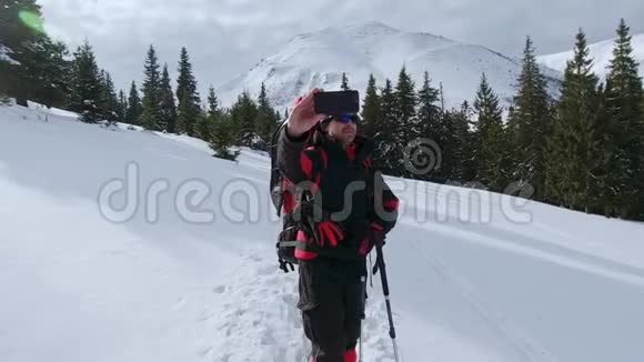 徒步旅行者在山上背景下自拍视频的预览图