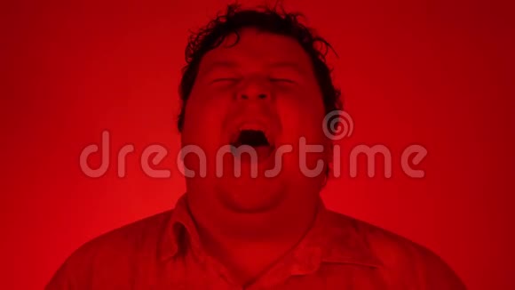 用红色灯光拍摄的肖像人站在红色背景上孤立地笑视频的预览图