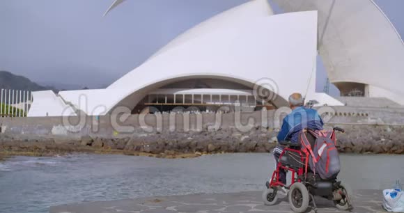 埃尔德里残疾渔夫坐轮椅钓鱼视频的预览图
