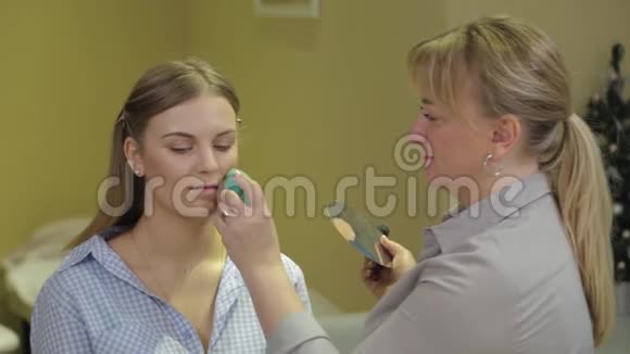 专业化妆师搭配海绵妆视频的预览图