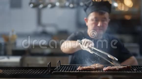 韩国厨子在烤肉上烤肉片中型近距离拍摄4k红色相机视频的预览图
