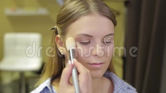 专业化妆师将化妆刷应用于客户视频的预览图