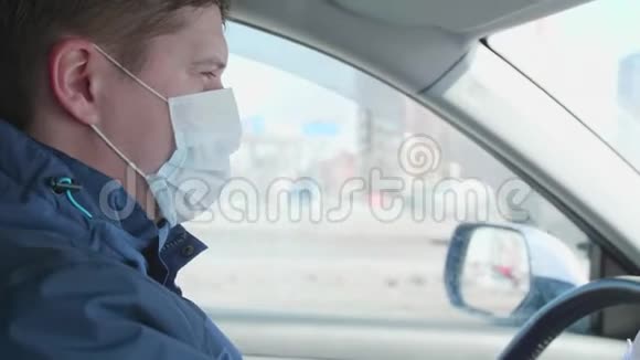他在开车脸上的医用口罩人们对冠状病毒使用额外的保护视频的预览图