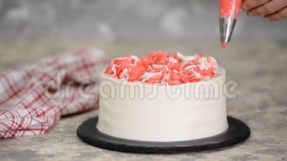 厨师用奶油装饰蛋糕视频的预览图