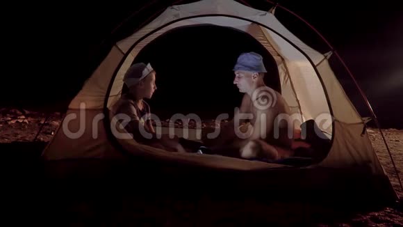 儿子和父亲晚上在帐篷里视频的预览图