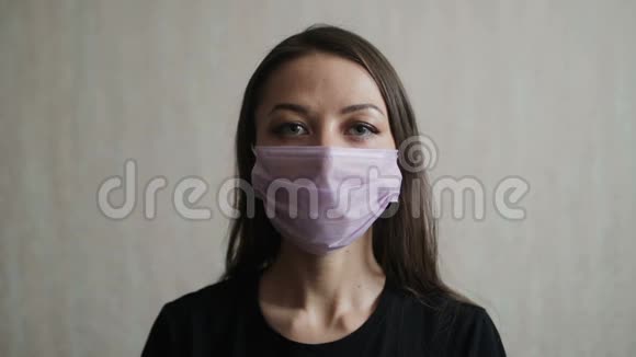 戴冠状病毒防护面罩的妇女视频的预览图