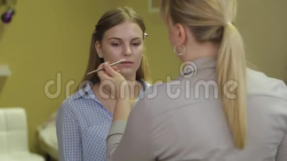 专业化妆师刷唇膏客户视频的预览图