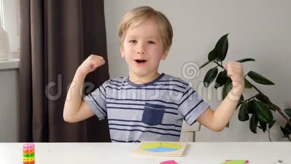 快乐的小男孩蹒跚学步展示他在学校的成功近距离能力强视频的预览图