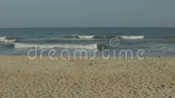 空海滩上的海浪视频的预览图